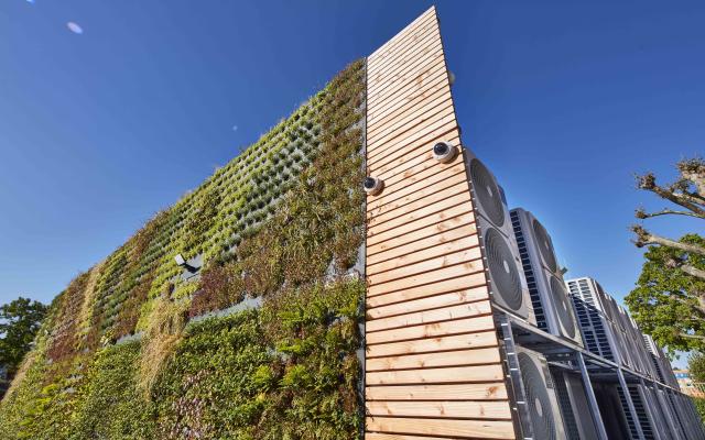 CO2-Einsparung: Greencity-Wall am Rechenzentrum der badenIT in Freiburg
