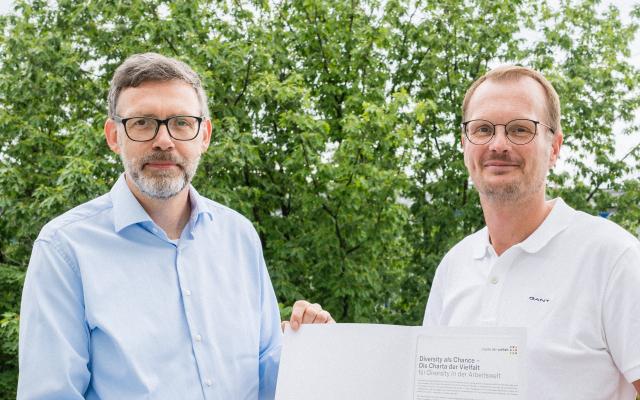 Christoph Haberla und Karsten Gilbrich, CEO's der badenIT, präsentieren unterschriebene „Charta der 